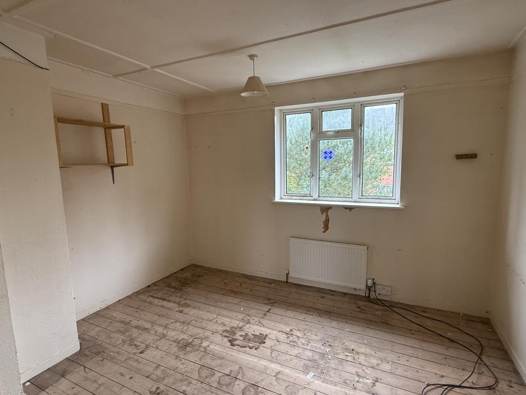 Lot: 129 - HOUSE IN NEED OF REFURBISHMENT - Bedroom 2 in Semi in need of Refurbishment